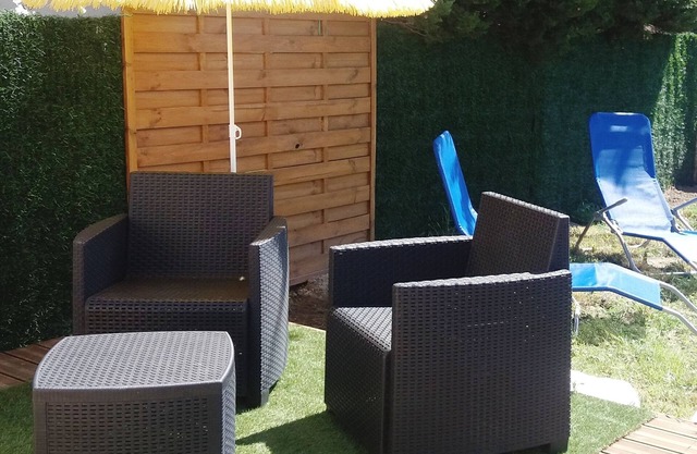 ground floor 2 people - terrace & garden - semi outdoor Jacuzzi - 15mn