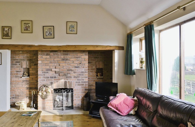 Ground Floor: nLiving room: TV, Open FirenDining room.