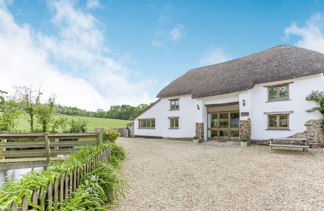 GROVES FISHLEIGH, pet friendly, with open fire in Hatherleigh