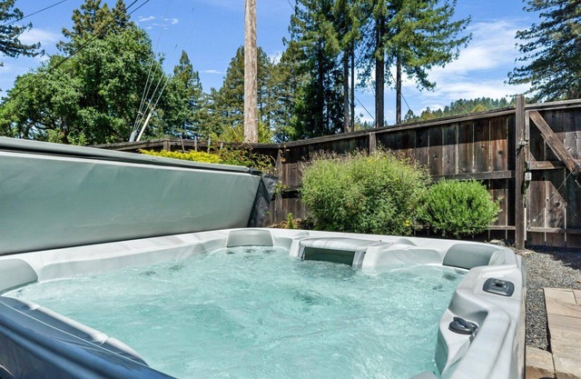 Guerneville Escape:Contemporary & Magical Vibe!Top of Redwoods!lHtTb/WIFI/Pup