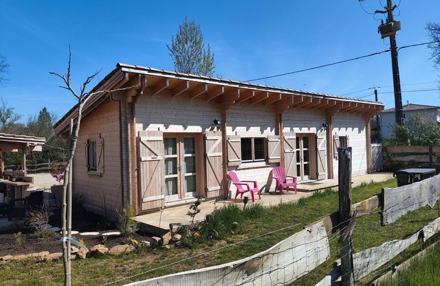 Guest Room 'Au Chant Des Oiseaux - Mésanges -' in Varen, Wood-fired Pizza and Air Conditioning