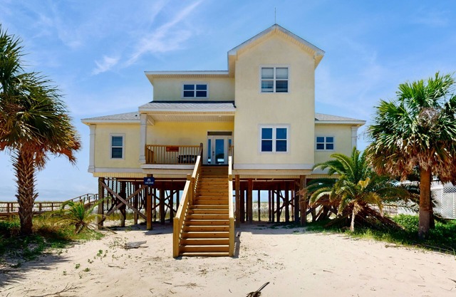Gulf-front home in a gated community w/easy access to the beach & amazing views