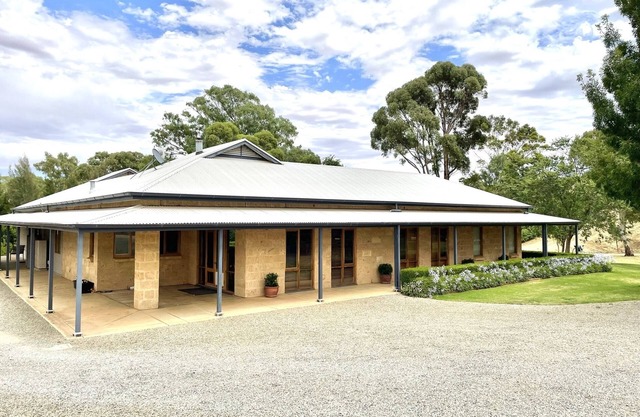 Gullyview Getaway amongst sprawling vineyards in Clare Valley