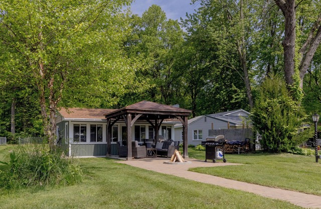 Gun Lake Cottage - Bonfire, AC, Full Kitchen, Gazebo! Dock your boat or rent one