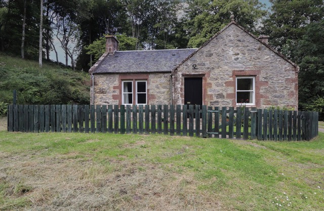 GUNROOM COTTAGE, pet friendly, with a garden in Strathpeffer