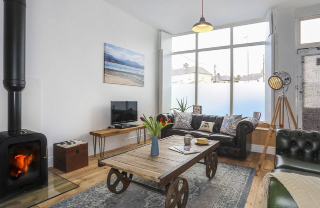 GWALIA STORES, pet friendly, country holiday cottage in Beaumaris