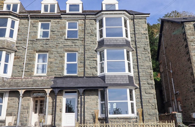 GWYNFA, pet friendly, country holiday cottage in Barmouth