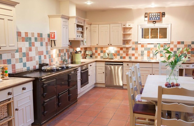 Hackford Hall - sleeps 28 guests in 13 bedrooms