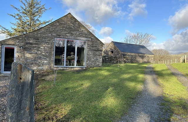 HAFOD Y LLYN, pet friendly, character holiday cottage in Porthmadog