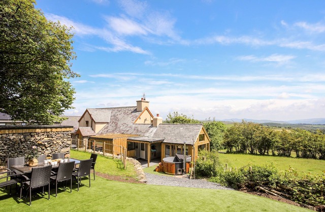 HAFOTTY GELYNEN, pet friendly, luxury holiday cottage in Corwen
