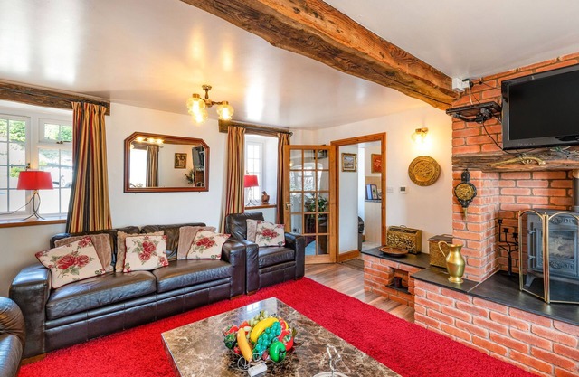 HALFEN GRANARY, pet friendly, with open fire in Llanfyllin