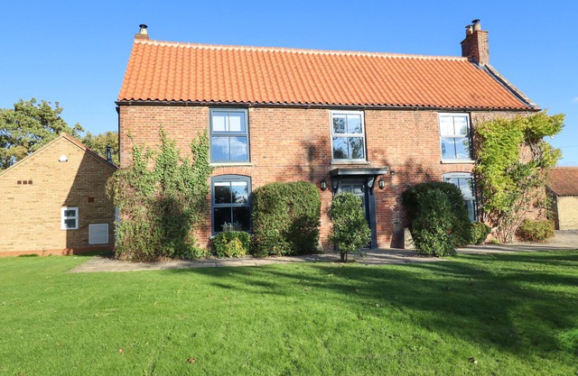 HALL FARM, pet friendly, luxury holiday cottage, with pool in Lincoln