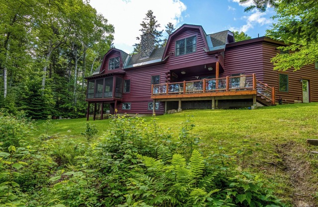 🐾Halls on Mooselookmeguntic - Beautiful Log Home on Mooselookmeguntic Lake, dog friendly