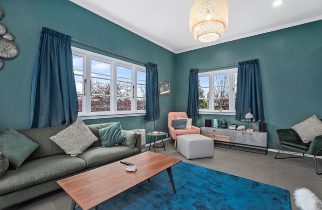 Hamilton house - private, central & sunny!
