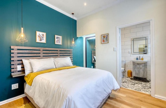 Hampton Collection - Stylish 3 Sleeper Apartment with Pool