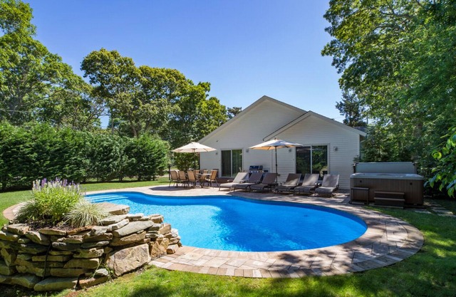 Hampton’s Haven: Heated Pool, Hot Tub & Gameroom! 2 miles to Rogers Beach
