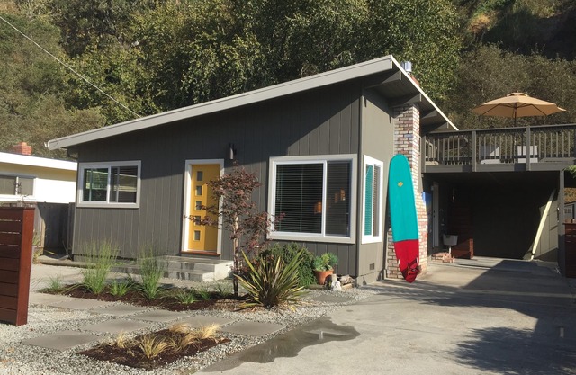 Hand built beach cottage in the "cove". sunny, quiet, 4 min. walk to the surf!