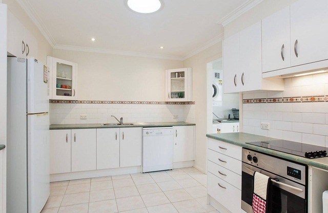 Happy Tails , 55 Pantowora Street - pet friendly, air conditioned