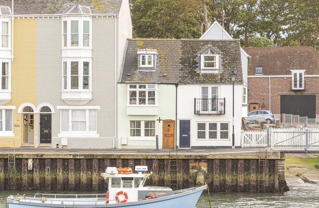 Harbour's Edge - Beautiful cottage located directly on Weymouth's harbourside.