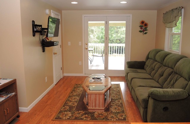 Hard Rock Ridge Quiet getaway for 5, scenic pond, basketball hoop, Foosball