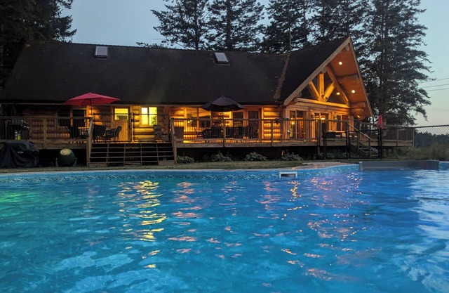 Harrison Oak Chalet/5 minutes to Harrison Lake, with game room & deck