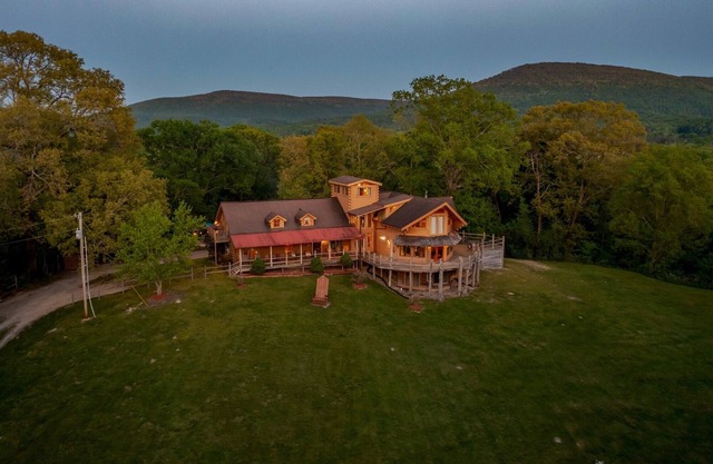 Have a Hallmark Christmas! Decorated w/Incredible views! Great for all ages!