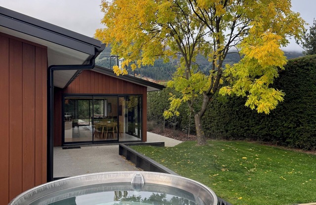 Hawea Holiday Haven - Spacious, Private, Central - now with Stoked Hot Tub!