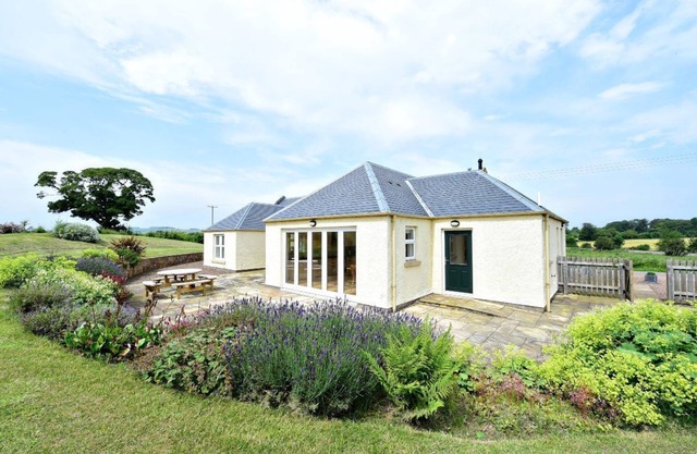 HAWTHORN HOUSE - spacious home set amidst lush gardens & rolling countryside