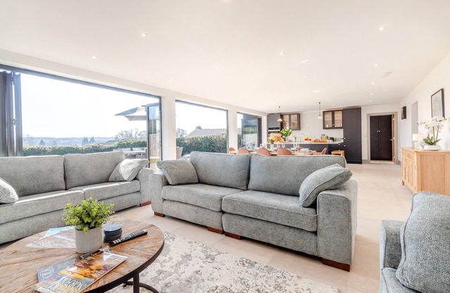 Hay Hill House - Four Bedroom House, Sleeps 8