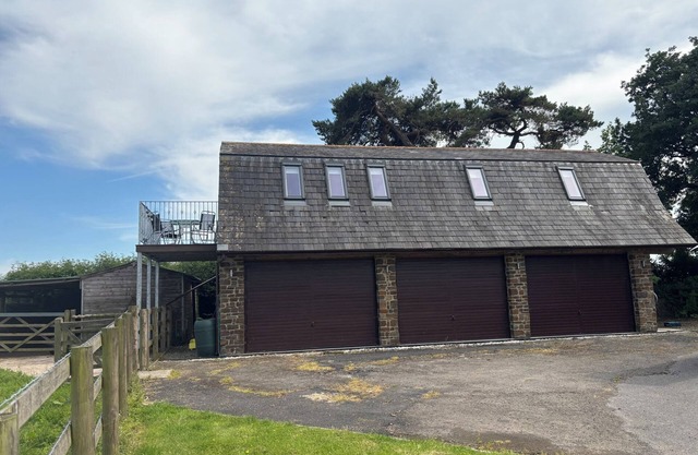 HAYES LODGE COACH HOUSE, pet friendly in Dolton