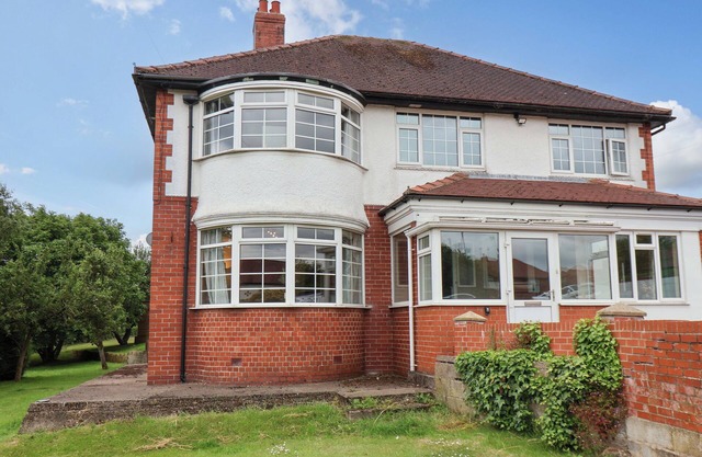 HAZELGARTH HOUSE, pet friendly, with hot tub in Hunmanby