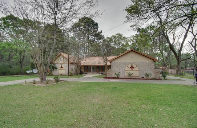 Hazlehurst Vacation Rental w/Shared Yard!
