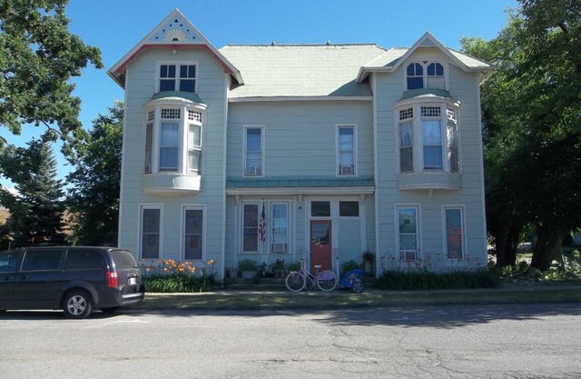 Heart of Hillsdale 1 Bdrm, Work,Cook, Relax Wifi Downtown Apartment Queen Bed
