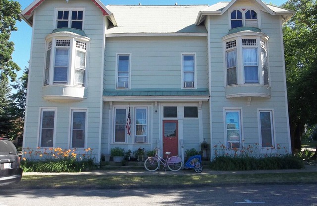 Heart of Hillsdale Downtown Office/Kitchen/Two Beds/Close to Everything