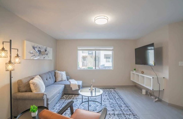 Heart of Scottsdale | Pool, Gym, Balcony & Parking