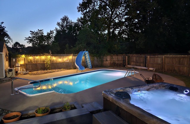 Heart of South Bend-Heated Pool-Game Room -2500ft²