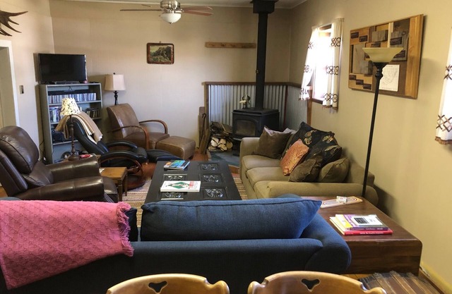 Heart Of The Big Hole! Comfy Cabin For Your Fishing/hunting/mountain Adventures