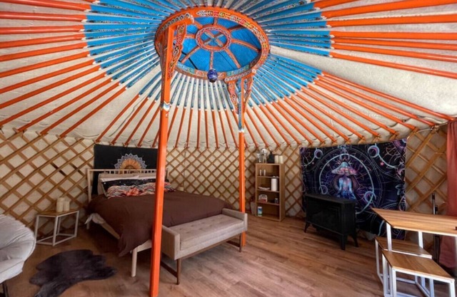 Heart Yurt | Cedar Hot Tub | 1 hr to Skiing & Mt Rainier