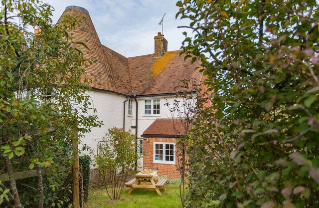 Hearts Delight Cottage by Bloom Stays - a holiday let that sleeps 4 guests in 2 bedrooms