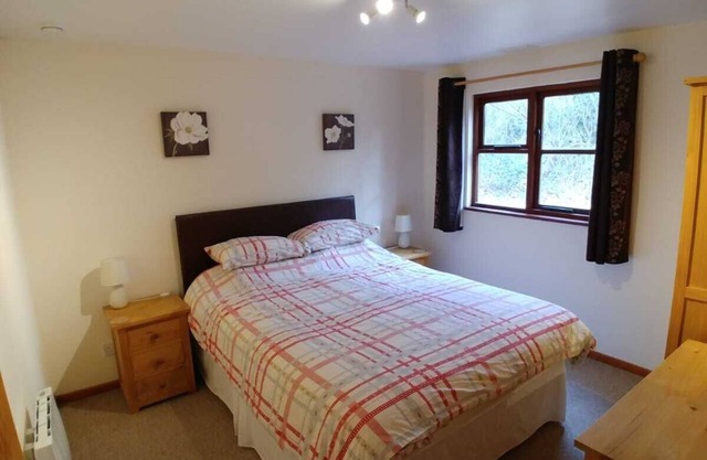 Heated Indoor Pool. 2 bed lodge sleeping 4 set in 5 acres of beautiful Woodland
