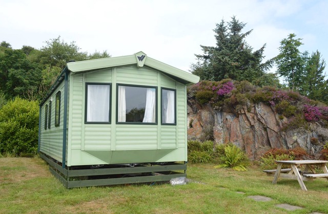 HEATHER, pet friendly, country holiday cottage, with a garden in Oban