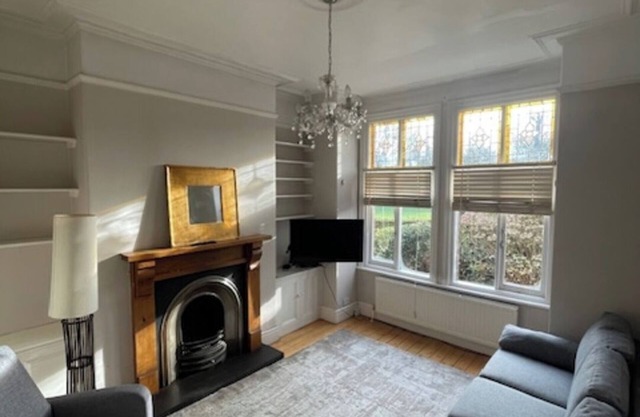 Heaton Chapel Gem: 3BD Victorian Parkside Stay