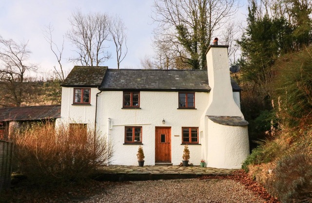 HEDGEHOG COTTAGE, pet friendly, with open fire in Wheddon Cross