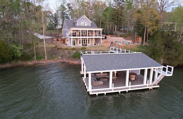 "Heels Hide-A-Way" Brand New House! Great Main Lake View! Deep Water! Sleeps 12
