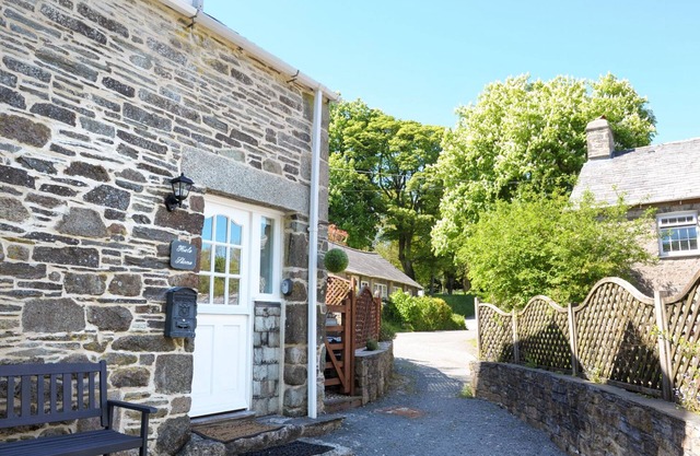 HELE STONE COTTAGE, pet friendly, with a garden in Polyphant