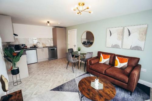 Hen & Chickens Luxury Apartments, Free Parking, By DerBnB