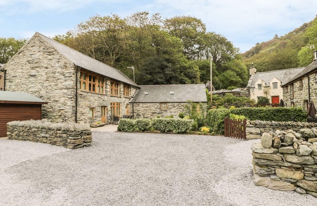 HENDOLL BARN, pet friendly, luxury holiday cottage in Fairbourne