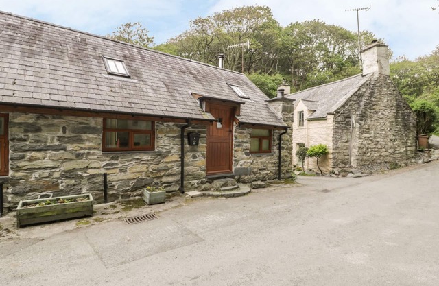 HENDOLL COTTAGE 1, pet friendly, with open fire in Fairbourne