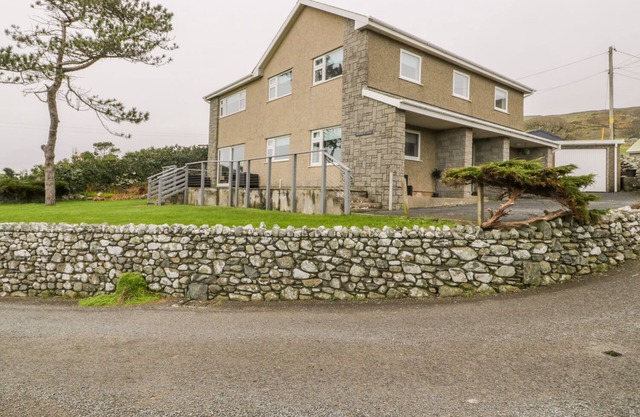 HENDRE WYLAN, pet friendly, country holiday cottage in Llanaber