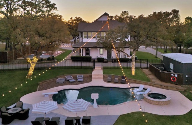 HERITAGE HOUSE- HUGE POOL-ROOFTOP-PICKLE-BALL COURT-ARCADE-HOT-TUB